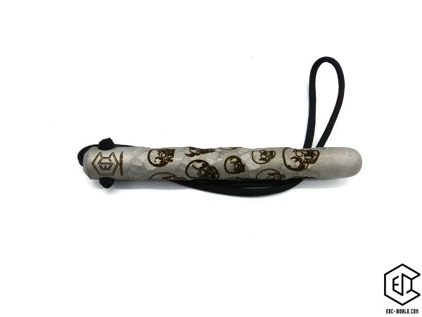 Handgeschmiedeter Kubotan HC-22-2 Unikat (Custom Made) von vorne auf weißem Hintergrund. Seriennummer SN sichtbar, Totenkopf-Gravur, schwarzer Paracord-Fangriemen, 3 Bohrungen. GPSR: Chargennummer/Hersteller SN für Rückverfolgbarkeit. Nur als Grifffestige